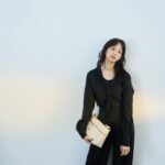 Jian Man-shu Instagram - 🤍 隨性和諧，有流動的愜意感。 @loropiana #LoroPiana #LoroPianaExtrabag