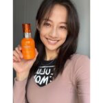 Jian Man-shu Instagram - #蜜得絲透光瓶，1瓶抵3瓶，保養不用瓶瓶罐罐。 簡單、平衡、穩定是我現在所追求的狀態，家庭與職場、外在體態容貌與內在心靈、自己與世界等等，各方面都是。 「安靜下來、放慢呼吸，用心去感受流動。 在一吸一吐間，維持平衡、淨化身心。」 這是我從瑜伽智慧中習得的保養妙方。瑜伽練習持續至今已超過十年了，但在每一次的練習中仍然會有新發現以及不同的體驗。這次因為vitoas，而有機會跟大家一起練習瑜伽，是個很難得的經驗。對vitoas的使用也學到了新招——放冷藏冰鎮。 想起曾經聽過的一句話，『你幾歲接觸瑜伽，你的年齡就會停留在那個時刻。』今過這十幾年，我相信這句話是真的。身體皮囊當然還是會老去，年紀依然隨著新的一年到來而增加，但我的心、我的靈魂，學會了體驗當下，時至今日都在當下。也因為能專注在當下的這個穩定力量，帶領我繼續自體發光。 五年前接觸到vitoas，我也為我的肌膚找到了穩定的力量，更改善因熬夜等肌膚暗沉的膚況，使我素顏時依然水潤透亮。簡單一瓶，濃縮平時3道保養步驟。分享給同樣也追求簡單、平衡、穩定生活的朋友，可以從這個連結：https://swe02.com/Bf7Ay 找到更多資訊唷。 #肌透光療癒旅程 #1瓶亮出水光肌 #專櫃級AllinOne蜜得絲 #透光瓶 #素顏透亮挑戰