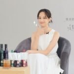 Jian Man-shu Instagram - 微「酵」生活，從康普開始。 哈，影片拍攝時還在夏天，沒想到今天居然這麼冷🥶康普酵素不建議加熱喝，我自己在入秋後其實就會常溫飲用，風味依然溫潤醇厚。 時光匆匆，已來到2023年的尾聲了，分享給年末聚餐很多的朋友們，若是在家享用美食，就可以餐後給大家自行照喜歡的比例去特調。若是在外用餐，那當然就是帶上即飲包囉。 #全聯福利中心現正熱賣中 #慢活匠 #康普酵素 #慢活匠康普酵素 #微酵生活