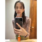 Jian Man-shu Instagram - #蜜得絲透光瓶，1瓶抵3瓶，保養不用瓶瓶罐罐。 簡單、平衡、穩定是我現在所追求的狀態，家庭與職場、外在體態容貌與內在心靈、自己與世界等等，各方面都是。 「安靜下來、放慢呼吸，用心去感受流動。 在一吸一吐間，維持平衡、淨化身心。」 這是我從瑜伽智慧中習得的保養妙方。瑜伽練習持續至今已超過十年了，但在每一次的練習中仍然會有新發現以及不同的體驗。這次因為vitoas，而有機會跟大家一起練習瑜伽，是個很難得的經驗。對vitoas的使用也學到了新招——放冷藏冰鎮。 想起曾經聽過的一句話，『你幾歲接觸瑜伽，你的年齡就會停留在那個時刻。』今過這十幾年，我相信這句話是真的。身體皮囊當然還是會老去，年紀依然隨著新的一年到來而增加，但我的心、我的靈魂，學會了體驗當下，時至今日都在當下。也因為能專注在當下的這個穩定力量，帶領我繼續自體發光。 五年前接觸到vitoas，我也為我的肌膚找到了穩定的力量，更改善因熬夜等肌膚暗沉的膚況，使我素顏時依然水潤透亮。簡單一瓶，濃縮平時3道保養步驟。分享給同樣也追求簡單、平衡、穩定生活的朋友，可以從這個連結：https://swe02.com/Bf7Ay 找到更多資訊唷。 #肌透光療癒旅程 #1瓶亮出水光肌 #專櫃級AllinOne蜜得絲 #透光瓶 #素顏透亮挑戰