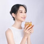 Jian Man-shu Instagram - #全新代言 #新品預告 「好的生活，是用時間醞釀出來的。」 因為演員的工作、媽媽的身分，讓我漸漸成為一個有耐心的人。我相信只要願意花時間投入，身心狀態與人際關係都會越來越好。 而我最新的代言「慢活匠」也就是這樣一個願意投入大量時間的良善品牌。慢活匠沒有快速生產的過度加工品，只有匠人用心耗時的手工良品。 醞釀了好一陣子「慢活匠康普酵素」要在9月上市了！終於可以大聲推薦分享 #康普酵素 給大家。 它的成份非常單純，只有茶葉、水與糖，發酵過程不添加外來菌種催化。 耗時12個月以上原生發酵，飲用起來十分醇厚順口。 原來這就是自然熟成的味道，與市售的康普飲品好不一樣，讓我超～驚～豔！！ 慢活匠康普酵素有兩種包裝，分別是「瓶裝原液」與「即飲」，共有普洱茶、紅茶以及綠茶三種口味。 在家時，我會用瓶裝原液搭配氣泡水隨意調配，出門在外就帶著方便即刻飲用的即飲包。 這陣子每天微酵保養，讓身體循環很有感，推薦給大家！ 「慢活匠——康普酵素」即將於9月上市，敬請期待（： https://mysa.com.tw/ #微酵生活從康普開始 #慢活匠 #康普酵素 #康普茶 #匠心選品 @mysa.com.tw @manshujian #簡嫚書 #manshujian 化妝｜ @backstage_aga 髮型｜ @driven.by @chiron_yun 服裝｜ @shangtzu5434 攝影｜ @raychangraphy