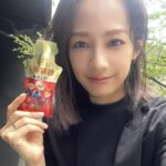 Jian Man-shu Instagram - 如果要給過去的自己一個與美麗有關的建議，我會對25歲的自己說：相信醇耀妍。dv-official.com/045k8/manshu 我喜歡在不用工作的日子，讓肌膚保持素顏的狀態。健康的肌膚所透出的自然光澤，是我覺得最動人的美麗。 我發現，除了塗擦在肌膚外的保養品，透過飲食提高身體循環，如此內外兼顧的保養法，會更有效率。 現在每天早上，我都是先喝一包醇耀妍，以此作為打開身體循環的第一個關鍵步驟。工作閒暇時想要來點小點心，醇耀妍既可補充氣色，對健康也不造成多餘負擔。 固定飲用醇耀妍已有一段時間了，今年推出了「濃萃版本」，將經典的美妍成分進化再升級，像是能夠增進肌膚抵抗力的超濃萃 #丹珀葡萄白藜蘆醇 還有水潤滋補的 #50倍燕窩胜肽 以及 #玄米神經醯胺 ，隨身包裡固定帶上一兩包，就可以隨時維持好氣色。 真心推薦給大家這個對我來說方便有感的由內而外保養🥰 dv-official.com/045k8/manshu