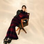 Jian Man-shu Instagram - @marieclairetw 9月專訪 摘錄 I. 透過一齣戲劇，我們常可以快速得到濃縮的智慧結晶，這是我喜歡戲劇的原因。而演員的工作則讓我可以進一步透過不同的角色，發掘出很多自己沒有意識到的面向。 江以晴是一個很直接的人，有話直說，痛苦和不舒服不往內心壓抑，不輕易妥協。 Photo｜Johnny Lu Text｜Vivienne Lin Editor｜Vickie Wu Styling&Vision｜Yuyu Kwen Make up ｜@ara.wu @so.easystudio Hair｜@ajae_yt @drivenby #沒有你依然燦爛 #江以晴 #manshujian #簡嫚書 @love_yourself1152
