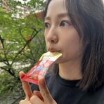 Jian Man-shu Instagram - 如果要給過去的自己一個與美麗有關的建議，我會對25歲的自己說：相信醇耀妍。dv-official.com/045k8/manshu 我喜歡在不用工作的日子，讓肌膚保持素顏的狀態。健康的肌膚所透出的自然光澤，是我覺得最動人的美麗。 我發現，除了塗擦在肌膚外的保養品，透過飲食提高身體循環，如此內外兼顧的保養法，會更有效率。 現在每天早上，我都是先喝一包醇耀妍，以此作為打開身體循環的第一個關鍵步驟。工作閒暇時想要來點小點心，醇耀妍既可補充氣色，對健康也不造成多餘負擔。 固定飲用醇耀妍已有一段時間了，今年推出了「濃萃版本」，將經典的美妍成分進化再升級，像是能夠增進肌膚抵抗力的超濃萃 #丹珀葡萄白藜蘆醇 還有水潤滋補的 #50倍燕窩胜肽 以及 #玄米神經醯胺 ，隨身包裡固定帶上一兩包，就可以隨時維持好氣色。 真心推薦給大家這個對我來說方便有感的由內而外保養🥰 dv-official.com/045k8/manshu