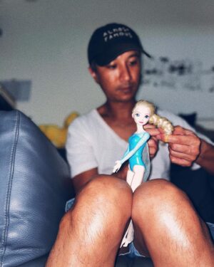 Jian Man-shu Instagram - 永和阿隆索下班趕回家服務國際巨星Elsa。