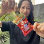 Jian Man-shu Instagram - 如果要給過去的自己一個與美麗有關的建議，我會對25歲的自己說：相信醇耀妍。dv-official.com/045k8/manshu 我喜歡在不用工作的日子，讓肌膚保持素顏的狀態。健康的肌膚所透出的自然光澤，是我覺得最動人的美麗。 我發現，除了塗擦在肌膚外的保養品，透過飲食提高身體循環，如此內外兼顧的保養法，會更有效率。 現在每天早上，我都是先喝一包醇耀妍，以此作為打開身體循環的第一個關鍵步驟。工作閒暇時想要來點小點心，醇耀妍既可補充氣色，對健康也不造成多餘負擔。 固定飲用醇耀妍已有一段時間了，今年推出了「濃萃版本」，將經典的美妍成分進化再升級，像是能夠增進肌膚抵抗力的超濃萃 #丹珀葡萄白藜蘆醇 還有水潤滋補的 #50倍燕窩胜肽 以及 #玄米神經醯胺 ，隨身包裡固定帶上一兩包，就可以隨時維持好氣色。 真心推薦給大家這個對我來說方便有感的由內而外保養🥰 dv-official.com/045k8/manshu