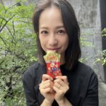 Jian Man-shu Instagram - 如果要給過去的自己一個與美麗有關的建議，我會對25歲的自己說：相信醇耀妍。dv-official.com/045k8/manshu 我喜歡在不用工作的日子，讓肌膚保持素顏的狀態。健康的肌膚所透出的自然光澤，是我覺得最動人的美麗。 我發現，除了塗擦在肌膚外的保養品，透過飲食提高身體循環，如此內外兼顧的保養法，會更有效率。 現在每天早上，我都是先喝一包醇耀妍，以此作為打開身體循環的第一個關鍵步驟。工作閒暇時想要來點小點心，醇耀妍既可補充氣色，對健康也不造成多餘負擔。 固定飲用醇耀妍已有一段時間了，今年推出了「濃萃版本」，將經典的美妍成分進化再升級，像是能夠增進肌膚抵抗力的超濃萃 #丹珀葡萄白藜蘆醇 還有水潤滋補的 #50倍燕窩胜肽 以及 #玄米神經醯胺 ，隨身包裡固定帶上一兩包，就可以隨時維持好氣色。 真心推薦給大家這個對我來說方便有感的由內而外保養🥰 dv-official.com/045k8/manshu
