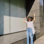 Jian Man-shu Instagram - 🤍 「忍受強烈的不確定性」是極具挑戰性的。但這磨練超越了絕望與希望，是將我們帶回當下的潛力。 ———《地球就是諮商室》p.147 #生態心理治療 #褲子好好看 #包也超可愛 #citen