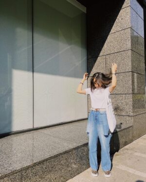 Jian Man-shu Instagram - 🤍
「忍受強烈的不確定性」是極具挑戰性的。但這磨練超越了絕望與希望，是將我們帶回當下的潛力。

———《地球就是諮商室》p.147  #生態心理治療

#褲子好好看 #包也超可愛 #citen