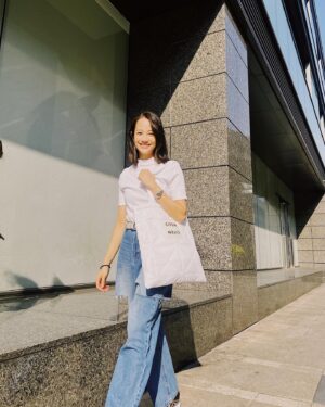 Jian Man-shu Instagram - 🤍
「忍受強烈的不確定性」是極具挑戰性的。但這磨練超越了絕望與希望，是將我們帶回當下的潛力。

———《地球就是諮商室》p.147  #生態心理治療

#褲子好好看 #包也超可愛 #citen