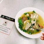 Jian Man-shu Instagram - 🧡口腹滿足的上午。 聽說是泰奶界天花板，加上跟住的地方有點距離，於是一次點了兩杯，都喜歡。這家豬腳飯要是開在我家隔壁，隆哥應該可以一週去吃五回，我三回。 #khirithaitea #naiekrollnoodle