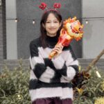 Jian Man-shu Instagram - 今年的目標：打掉重練💝 因為覺得有這個需要，就決定這麼做了。 其實不光是表演這件事，生活中的各方各面都是。 瞬息萬變的每一天，計畫永遠趕不上變化，生命面前，不論你做什麼或不做什麼，身體都會慢慢變老。 在明白了對生命臣服的道理後，我會的就是帶著善念，盡人事聽天命。 學習新事物，練習它、學習專注，練習它、學習放鬆，練習它、學習好好活著，練習它、學習放下，練習它。在這樣的循環中，一步步更認識自己與他人、這世界的關係。 我希望自己永遠都有赤子之心，我的存在就是熱情，而這就是生命力的展現。 *關於圖四：某天夜晚跟隆哥分享自己這陣子的心情，說著說著就默默落下了眼淚。隔天收到隆哥的訊息，再哭100次🤣感動耶。