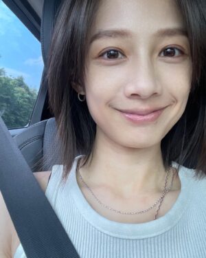 Jian Man-shu Instagram - 🧡
用蜜得絲保養臉部肌膚已經有一段時間了，目前的心得是：超級滿意。
 
每天仔細清潔臉部後，就用蜜得絲進行肌膚的保養，這樣老老實實地擦著擦著按摩按摩，居然就養出了「水光肌」！就是那種素顏也透亮、不上妝都有好氣色的狀態。對了，如果有特別想加強眼周保養，可以另外搭配眼霜使用，我自己是會添加幾滴精油。
 
這陣子許多朋友因為暑假都在安排長途旅行，收拾行李時都很頭痛保養品怎麼帶。欸嘿！帶一瓶蜜得絲就對了啦！！！只要一瓶蜜得絲就取代了化妝水、精華液、乳液「三種」基礎保養手續，實際也有像擦完3瓶的滋潤感！一趟旅行回來，不僅身心靈充飽電，連臉部肌膚都水噹噹了✨變成日常保養愛用好物！

真心推薦還沒用過蜜得絲的朋友，趕緊申請一瓶20mL體驗瓶來試試看吧（：
https://swe02.com/MEwtG
 
#AllinOne蜜得絲 #1瓶亮出水光肌 #素顏透亮挑戰 @manshujian