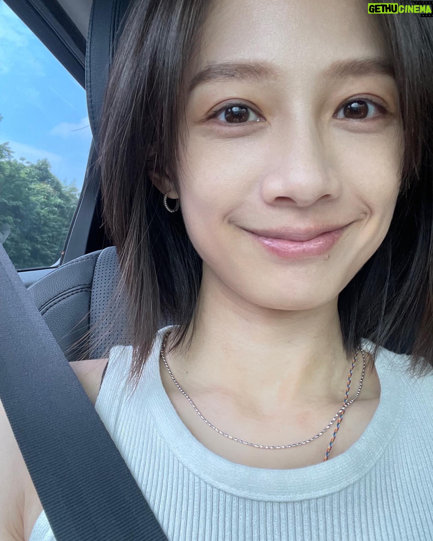 Jian Man-shu - 8K Likes - 🧡
用蜜得絲保養臉部肌膚已經有一段時間了,目前的心得是:超級滿意。
每天仔細清潔臉部後,就用蜜得絲進行肌膚的保養,這樣老老實實地擦著擦著按摩按摩,居然就養出了「水光肌」!就是那種素顏也透亮、不上妝都有好氣色的狀態。對了,如果有特別想加強眼周保養,可以另外搭配眼霜使用,我自己是會添加幾滴精油。
這陣子許多朋友因為暑假都在安排長途旅行,收拾行李時都很頭痛保養品怎麼帶。欸嘿!帶一瓶蜜得絲就對了啦!!!只要一瓶蜜得絲就取代了化妝水、精華液、乳液「三種」基礎保養手續,實際也有像擦完3瓶的滋潤感!一趟旅行回來,不僅身心靈充飽電,連臉部肌膚都水噹噹了✨變成日常保養愛用好物!
真心推薦還沒用過蜜得絲的朋友,趕緊申請一瓶20mL體驗瓶來試試看吧(:
https://swe02.com/MEwtG
#AllinOne蜜得絲 #1瓶亮出水光肌 #素顏透亮挑戰 @manshujian