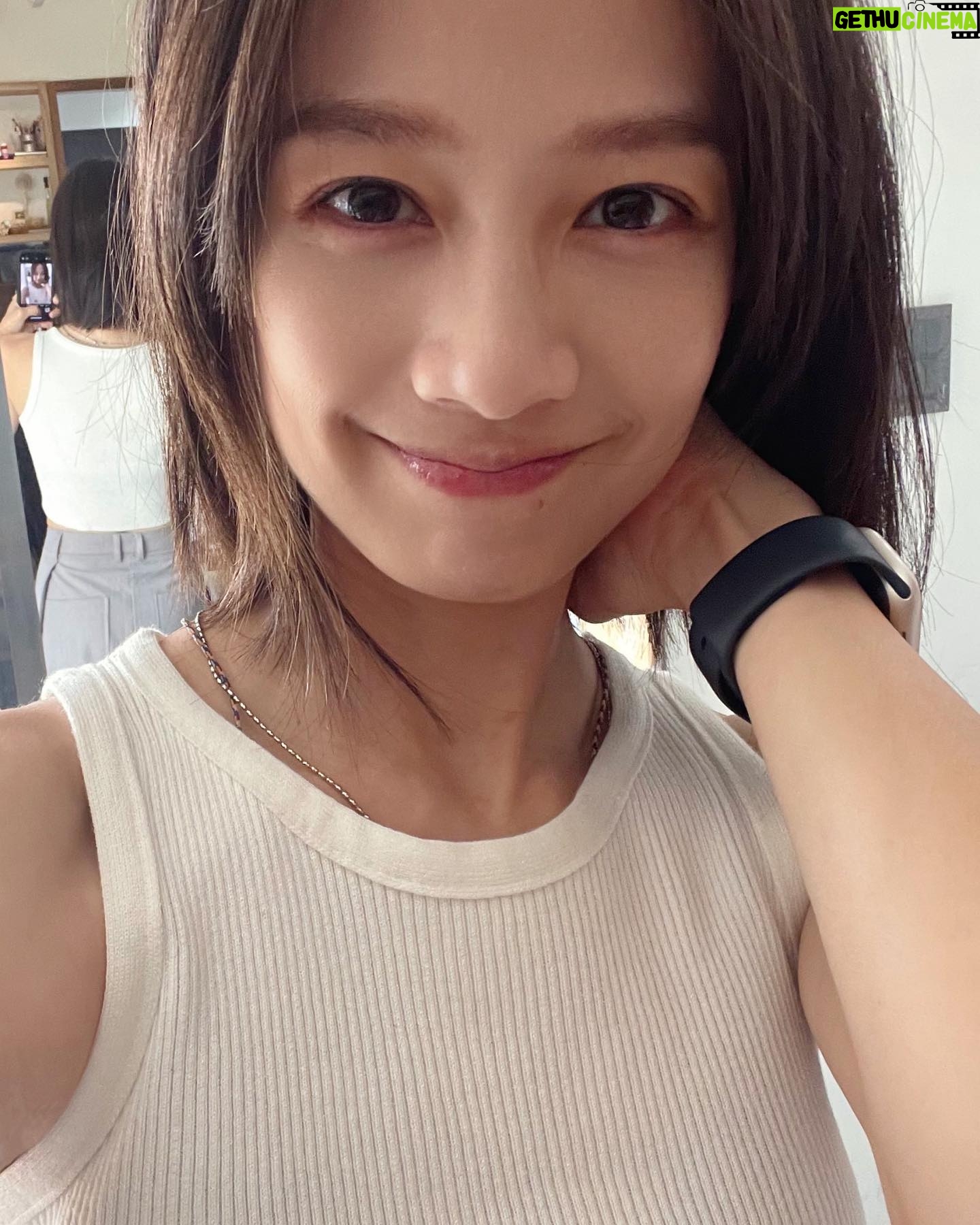 Jian Man-shu - 8K Likes - 🧡
用蜜得絲保養臉部肌膚已經有一段時間了,目前的心得是:超級滿意。
每天仔細清潔臉部後,就用蜜得絲進行肌膚的保養,這樣老老實實地擦著擦著按摩按摩,居然就養出了「水光肌」!就是那種素顏也透亮、不上妝都有好氣色的狀態。對了,如果有特別想加強眼周保養,可以另外搭配眼霜使用,我自己是會添加幾滴精油。
這陣子許多朋友因為暑假都在安排長途旅行,收拾行李時都很頭痛保養品怎麼帶。欸嘿!帶一瓶蜜得絲就對了啦!!!只要一瓶蜜得絲就取代了化妝水、精華液、乳液「三種」基礎保養手續,實際也有像擦完3瓶的滋潤感!一趟旅行回來,不僅身心靈充飽電,連臉部肌膚都水噹噹了✨變成日常保養愛用好物!
真心推薦還沒用過蜜得絲的朋友,趕緊申請一瓶20mL體驗瓶來試試看吧(:
https://swe02.com/MEwtG
#AllinOne蜜得絲 #1瓶亮出水光肌 #素顏透亮挑戰 @manshujian