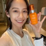 Jian Man-shu Instagram - 🧡 用蜜得絲保養臉部肌膚已經有一段時間了，目前的心得是：超級滿意。 每天仔細清潔臉部後，就用蜜得絲進行肌膚的保養，這樣老老實實地擦著擦著按摩按摩，居然就養出了「水光肌」！就是那種素顏也透亮、不上妝都有好氣色的狀態。對了，如果有特別想加強眼周保養，可以另外搭配眼霜使用，我自己是會添加幾滴精油。 這陣子許多朋友因為暑假都在安排長途旅行，收拾行李時都很頭痛保養品怎麼帶。欸嘿！帶一瓶蜜得絲就對了啦！！！只要一瓶蜜得絲就取代了化妝水、精華液、乳液「三種」基礎保養手續，實際也有像擦完3瓶的滋潤感！一趟旅行回來，不僅身心靈充飽電，連臉部肌膚都水噹噹了✨變成日常保養愛用好物！ 真心推薦還沒用過蜜得絲的朋友，趕緊申請一瓶20mL體驗瓶來試試看吧（： https://swe02.com/MEwtG #AllinOne蜜得絲 #1瓶亮出水光肌 #素顏透亮挑戰 @manshujian