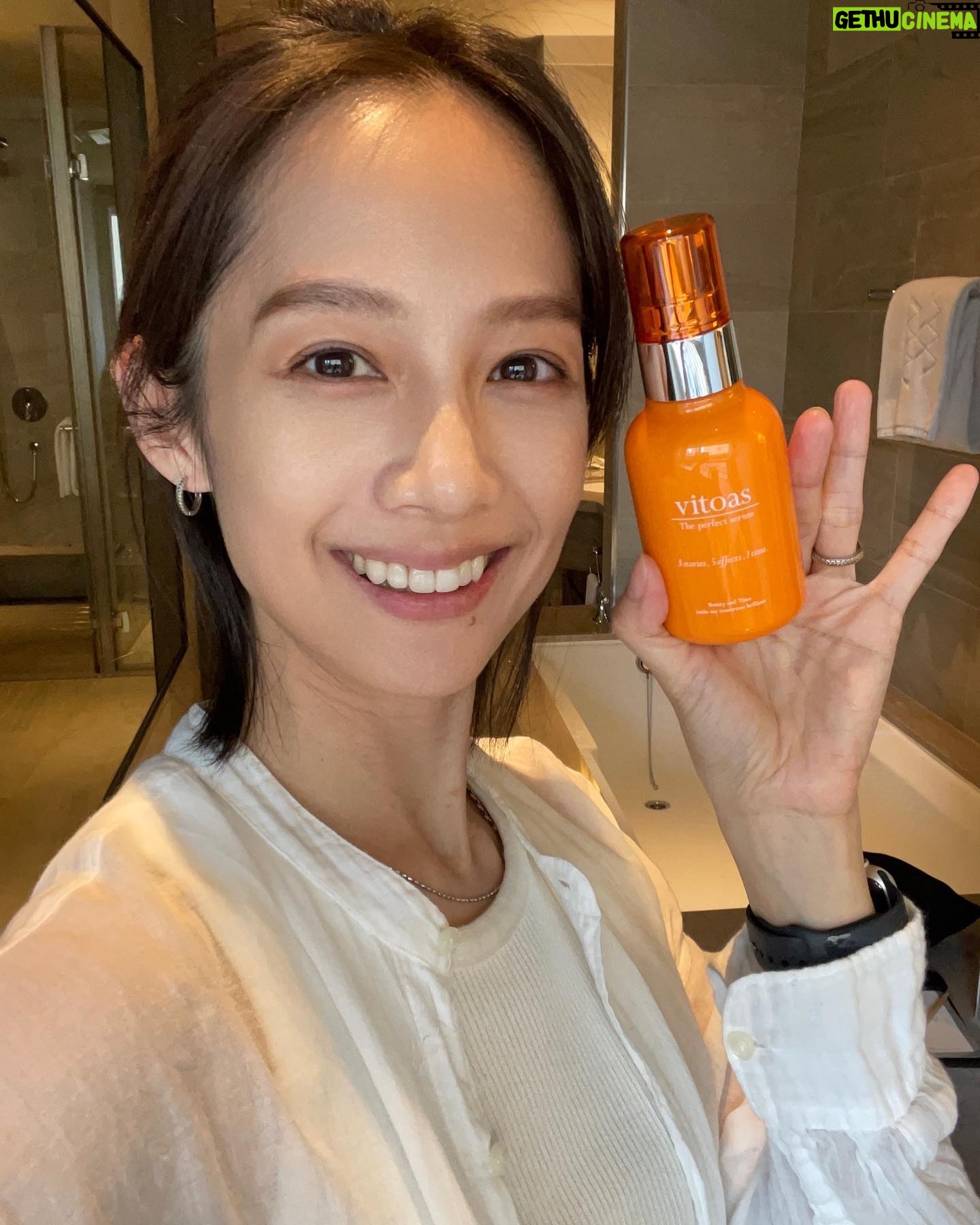 Jian Man-shu - 8K Likes - 🧡
用蜜得絲保養臉部肌膚已經有一段時間了,目前的心得是:超級滿意。
每天仔細清潔臉部後,就用蜜得絲進行肌膚的保養,這樣老老實實地擦著擦著按摩按摩,居然就養出了「水光肌」!就是那種素顏也透亮、不上妝都有好氣色的狀態。對了,如果有特別想加強眼周保養,可以另外搭配眼霜使用,我自己是會添加幾滴精油。
這陣子許多朋友因為暑假都在安排長途旅行,收拾行李時都很頭痛保養品怎麼帶。欸嘿!帶一瓶蜜得絲就對了啦!!!只要一瓶蜜得絲就取代了化妝水、精華液、乳液「三種」基礎保養手續,實際也有像擦完3瓶的滋潤感!一趟旅行回來,不僅身心靈充飽電,連臉部肌膚都水噹噹了✨變成日常保養愛用好物!
真心推薦還沒用過蜜得絲的朋友,趕緊申請一瓶20mL體驗瓶來試試看吧(:
https://swe02.com/MEwtG
#AllinOne蜜得絲 #1瓶亮出水光肌 #素顏透亮挑戰 @manshujian