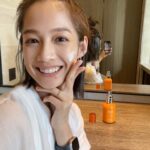 Jian Man-shu Instagram - 🧡 用蜜得絲保養臉部肌膚已經有一段時間了，目前的心得是：超級滿意。 每天仔細清潔臉部後，就用蜜得絲進行肌膚的保養，這樣老老實實地擦著擦著按摩按摩，居然就養出了「水光肌」！就是那種素顏也透亮、不上妝都有好氣色的狀態。對了，如果有特別想加強眼周保養，可以另外搭配眼霜使用，我自己是會添加幾滴精油。 這陣子許多朋友因為暑假都在安排長途旅行，收拾行李時都很頭痛保養品怎麼帶。欸嘿！帶一瓶蜜得絲就對了啦！！！只要一瓶蜜得絲就取代了化妝水、精華液、乳液「三種」基礎保養手續，實際也有像擦完3瓶的滋潤感！一趟旅行回來，不僅身心靈充飽電，連臉部肌膚都水噹噹了✨變成日常保養愛用好物！ 真心推薦還沒用過蜜得絲的朋友，趕緊申請一瓶20mL體驗瓶來試試看吧（： https://swe02.com/MEwtG #AllinOne蜜得絲 #1瓶亮出水光肌 #素顏透亮挑戰 @manshujian