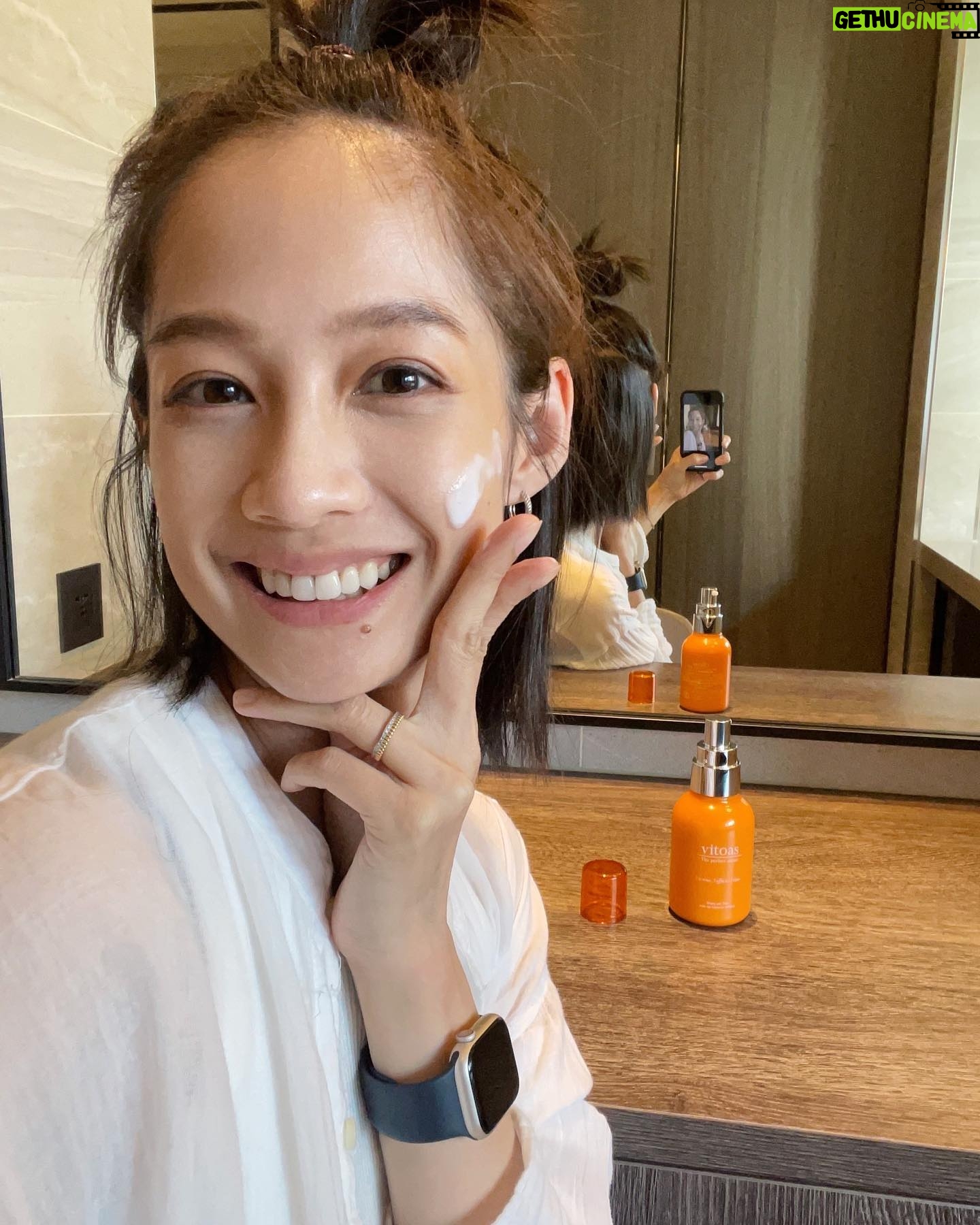Jian Man-shu - 8K Likes - 🧡
用蜜得絲保養臉部肌膚已經有一段時間了,目前的心得是:超級滿意。
每天仔細清潔臉部後,就用蜜得絲進行肌膚的保養,這樣老老實實地擦著擦著按摩按摩,居然就養出了「水光肌」!就是那種素顏也透亮、不上妝都有好氣色的狀態。對了,如果有特別想加強眼周保養,可以另外搭配眼霜使用,我自己是會添加幾滴精油。
這陣子許多朋友因為暑假都在安排長途旅行,收拾行李時都很頭痛保養品怎麼帶。欸嘿!帶一瓶蜜得絲就對了啦!!!只要一瓶蜜得絲就取代了化妝水、精華液、乳液「三種」基礎保養手續,實際也有像擦完3瓶的滋潤感!一趟旅行回來,不僅身心靈充飽電,連臉部肌膚都水噹噹了✨變成日常保養愛用好物!
真心推薦還沒用過蜜得絲的朋友,趕緊申請一瓶20mL體驗瓶來試試看吧(:
https://swe02.com/MEwtG
#AllinOne蜜得絲 #1瓶亮出水光肌 #素顏透亮挑戰 @manshujian