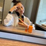 Jian Man-shu Instagram - 🧡 用蜜得絲保養臉部肌膚已經有一段時間了，目前的心得是：超級滿意。 每天仔細清潔臉部後，就用蜜得絲進行肌膚的保養，這樣老老實實地擦著擦著按摩按摩，居然就養出了「水光肌」！就是那種素顏也透亮、不上妝都有好氣色的狀態。對了，如果有特別想加強眼周保養，可以另外搭配眼霜使用，我自己是會添加幾滴精油。 這陣子許多朋友因為暑假都在安排長途旅行，收拾行李時都很頭痛保養品怎麼帶。欸嘿！帶一瓶蜜得絲就對了啦！！！只要一瓶蜜得絲就取代了化妝水、精華液、乳液「三種」基礎保養手續，實際也有像擦完3瓶的滋潤感！一趟旅行回來，不僅身心靈充飽電，連臉部肌膚都水噹噹了✨變成日常保養愛用好物！ 真心推薦還沒用過蜜得絲的朋友，趕緊申請一瓶20mL體驗瓶來試試看吧（： https://swe02.com/MEwtG #AllinOne蜜得絲 #1瓶亮出水光肌 #素顏透亮挑戰 @manshujian