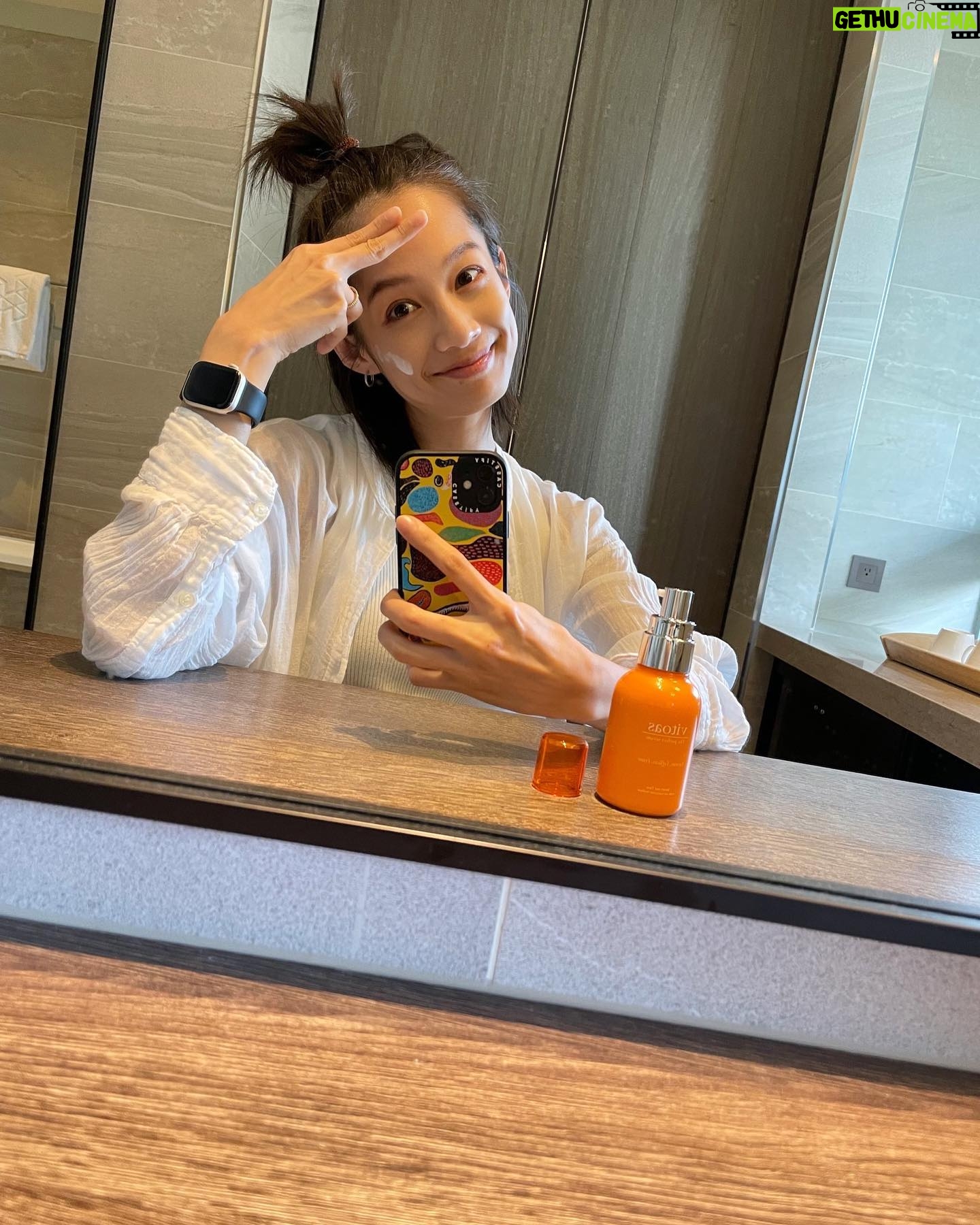 Jian Man-shu - 8K Likes - 🧡
用蜜得絲保養臉部肌膚已經有一段時間了,目前的心得是:超級滿意。
每天仔細清潔臉部後,就用蜜得絲進行肌膚的保養,這樣老老實實地擦著擦著按摩按摩,居然就養出了「水光肌」!就是那種素顏也透亮、不上妝都有好氣色的狀態。對了,如果有特別想加強眼周保養,可以另外搭配眼霜使用,我自己是會添加幾滴精油。
這陣子許多朋友因為暑假都在安排長途旅行,收拾行李時都很頭痛保養品怎麼帶。欸嘿!帶一瓶蜜得絲就對了啦!!!只要一瓶蜜得絲就取代了化妝水、精華液、乳液「三種」基礎保養手續,實際也有像擦完3瓶的滋潤感!一趟旅行回來,不僅身心靈充飽電,連臉部肌膚都水噹噹了✨變成日常保養愛用好物!
真心推薦還沒用過蜜得絲的朋友,趕緊申請一瓶20mL體驗瓶來試試看吧(:
https://swe02.com/MEwtG
#AllinOne蜜得絲 #1瓶亮出水光肌 #素顏透亮挑戰 @manshujian