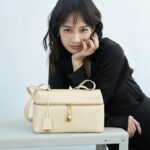 Jian Man-shu Instagram - 🤍 隨性和諧，有流動的愜意感。 @loropiana #LoroPiana #LoroPianaExtrabag