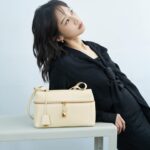 Jian Man-shu Instagram - 🤍 隨性和諧，有流動的愜意感。 @loropiana #LoroPiana #LoroPianaExtrabag