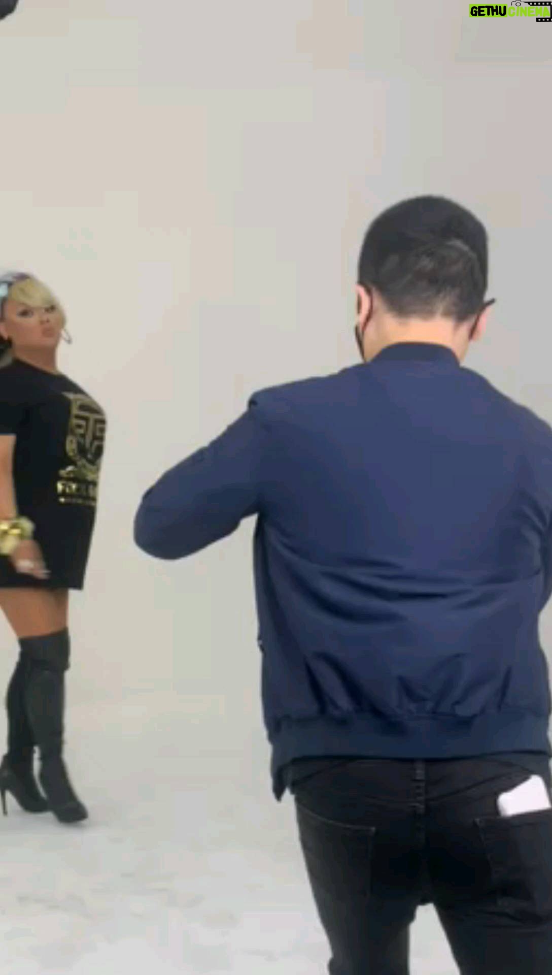 Jiggly Caliente Instagram - BTS with my shoot with Filipino photographer videographer @ronkatagiri for @fineapple_couture .