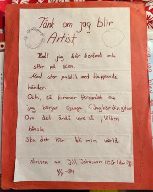 Jill Johnson Instagram - Längst ner i en minneslåda från barndomen, som hittades nu. 

Livet ändå!😍🙏🏼
Tacksamheten över”kallet” som bodde i barnet som var jag, som är jag. Kärleken till Carola ♥️ och drömmen som blev verklighet🎤. #lillatös #jill9snart10år