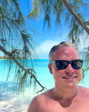 Jill Johnson Instagram - Idag är det ingen vanlig dag för idag är det Mattias födelsedag!🎁 🎂 🎈 (Och @dollyparton s, @lenaphilipsson s, @cebebauer s och många fler, grattis till er också🥂). 
Men jag firar bara dig Mattias. 
I Schweiz, nu en tradition, med allt man kan önska sig. 

Älskar att upptäcka livet med  dig! 

Så kul att få fira dig idag, -Hurra!!!😍
Grattis till 49 år!, snart är du ikapp mig♥️. 
-Ha! ”Följ mig så får du en bra tid”😉🤩🥳🤣