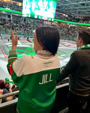 Jill Johnson Instagram - Håller andan!!! Kör Älskade Rögle -kör!!!!💚🤍 @roglebk