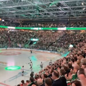 Jill Johnson Instagram - Håller andan!!! Kör Älskade Rögle -kör!!!!💚🤍 @roglebk