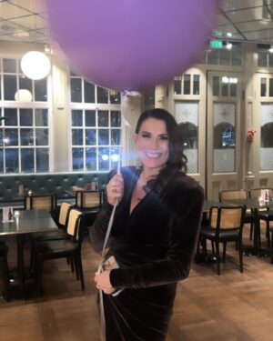 Jill Johnson Instagram - Vilket händelserikt år det har varit! 

Idag för ett år sen hade jag premiär på ”Simply The Best” på Cirkus och om en vecka står jag på Cirkus scen igen och programleder Cancergalan. Nervöst och ärofyllt.

Ett år i mestadels glädje, kontraster och tacksamhet. Mitt 50 års firande har bjudit på otaliga övveraskningar och framförallt reflektion i kubik och kvadrat .Jag påminns om allt jag har fått vara med om, om allt jag får vara med om och om alla fina, goa människor jag har omkring mig. 

Älskade döttrar, Mattias och storfamiljen, med alla led åt olik håll, mina musiker, vänner, kollegor och publik. 
Tack för att ni alla finns♥️.
Ser fram emot ny musik, spelningar med ”Jill & The Johnsons” och ☮️ FRED.

I en tid av krig och elände i världen känns det svårt att frossa i prestationer och glädje.  Mina tankar går till krigsoffer, sjuka och ensamma och jag hoppas på ett ljust 2024♥️. Kärlek🙏🏼

Gott Slut & Gott Nytt!