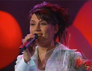 Jill Johnson Instagram - Ibland är det en hisnande känsla när tiden går fort. Hur är det möjligt att det idag på dagen är hela 26 år sen finalen i Malmö. Vilket ovärderligt, kärt minne! ♥️