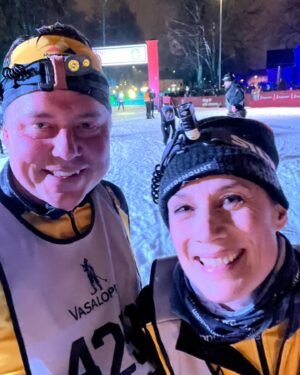 Jill Johnson Instagram - Det är grått, det regnar och kroppen värker, men i mig och i luften bor bara glädje och entusiasm! 

Vill man fokusera på vädret så är man fel ute, för vilken upplevelse det är att få vara en del av Vasaloppet och allt vad det innebär. 
Det är också vackert och smått överväldigande att se alla ideella krafter och glada nunor under Vasaloppet. Vilken organisation, så imponerande.

Vi gick  i mål på längre tid än för två år sen, men peppen längs vägen var balsam för själen. 
Herrarna Lasse och Bjarne, Tandemgubbarna som 2022 bjöd mig och Mattias på whisky i Läde, stod överraskande och väntade på oss på samma plats, två är senare! Så rörande fint. Tack🙏🏼! 
Nu vet jag mycket väl att alkohol och idrott inte hör ihop,  men för en countrydrottning så kan det vara avgörande i en uppförsbacke, om än bara en hutt😂. 

Selfisarna var många, kärleken total och vi träffade så underbara motionärer och människor i alla åldrar i spåret! 
Tack älskade Mattias, med dig är allt möjligt och ett äventyr!
♥️
imorgon är jag och Mattias del av service teamet för Team Ramudden och vi önskar dem stort lycka till! Vi önskar också alla er som kryper upp i soffan imorgon framför skärmen och följer Vasaloppet, en riktigt mysig morgon!✨☕️

#nattvasan #vasaloppet2024 2024