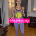 Jill Cooper Instagram - 5 minuti di punto vita!! ☀️Buon giorno #jillcooper #workout #fit #fyo #viral #fitnessmotivation #selflive