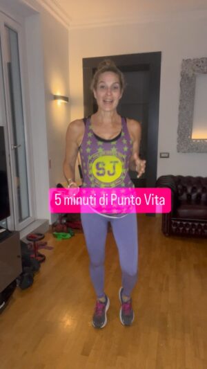 Jill Cooper Instagram - 5 minuti di punto vita!!
☀️Buon giorno

#jillcooper #workout #fit #fyo #viral #fitnessmotivation #selflive