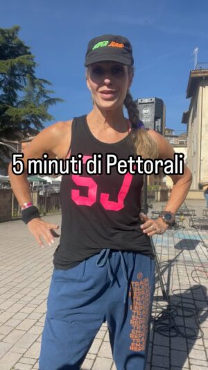 Jill Cooper Instagram - 5 minuti di Pettorali
😀 Giornata mondiale del Sorrisp
✅ Friends 
❤️ Love

#vallerano @agnitellilaurasuperjump #fit #fitnessmotivation #workout #freedom