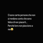 Jill Cooper Instagram - Mia nonna mi diceva “farti giudicare non per le amicizie che tieni ma per coloro che ti reputano un nemico” ✅ Vado fiera dei miei haters ✅ Vanto i miei traditori ✅ una medaglia tutti coloro che bisbigliano dietro le mie spalle ☀️ Perché la realtà è non vorrei mai averti come amico… in pratica mi hai fatto un favore facendoti vedere per quello che sei😂😂 ❤️dammi un ❤️ se sei d’accordo #love #selflove #hope #worth #iloveme #selfworth #selfie #fyp #viral