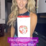 Jill Cooper Instagram - Oggi vi aspetto nello Stand di @foodspring_it Pad C7 - @riminiwellness ✅ Dalle 15:30-17:00!! ✅ Scopri il nuovo gusto di Clear Whey Strawberry Basil Smash ✅ Tante proteine - pochi zuccheri ✅ cristallino e leggero per l’estate 🔥 Codice sconto mio JILLYT #jillcooper #clearwhey #foodspring #foodspring_it #foodspringfamily #riminiwellness