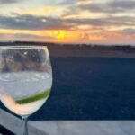 Jill Cooper Instagram - Pace - lontano dai mostri del passato e senza ascoltare le ansie del futuro... rimanendo presente il più possibile. Ci volevo raccogliere i miei pensieri prima di fare questo post dopo la fine del mio primo Soulhouse retreat qui a Villa Seaweeds ✅Sognare fa sempre bene - è la base del cambiamento quantistico - il più riesci immaginare e “sentire” il tuo sogno il più si può “manifestare” nella tua vita ❤️ Ho aspettato 10 anni per avere il mio Soul House per fare dei Retreat (ritiri - energetici psicofisici) e non ho mai smesso di visualizzarlo e attrarrlo. 🙏 Sono grata per le persone che sono venuti: Ketty, Renata, Vivianna, Roberto Silvia e Valentina - hanno affrontato questo retreat con curiosità e un senso di avventura e una voglia pazzesca di guardarsi dentro... e non sono mai risparmiati loro umanità 🚵‍♀️Sport - il movimento per me è vita e non si poteva vivere “la mia fuerte” senza scoprirla con la bici e a piedi ⏱️ Ora - ho provato di far capire che solo qui e solo ora possiamo vivere e cambiare la nostra vita vedendo degli spettacoli della natura ✳️ Imprevisti e lo spirito dell’adattamento - tutti hanno avuto uno spirito di adattamento lodevole - i piani sono cambiati, spesso in meglio, creando un senso di unione maggiore e una voglia d’avventura alla Tom Sawyer o Peter Pan (scegli tu) ❤️Un luogo sicuro - lo cerco di creare in tutte le mie lezioni sia in sala che in ritiro - ognuno deve sentirsi liberi di esprimersi senza giudizi... 😅Sono stati giorni stancanti fisicamente ma non li cambierei per niente - e questi retreat saranno spesso nel mio futuro perché non voglio cambiare il mondo... vorrei semplicemente aiutare pochi a ritrovare loro stessi, per vivere meglio, perché pian piano, uno ad uno, ogni persona che vive bene nella propria pelle renderà il mondo un posto più sereno e pacifico... 👑Ho coronato un sogno - ho manifestato un desiderio che trattengo da 10 anni - e questo è solo l’inizio 👉🏻Voglio questo ora, in una vita vissuta di fronte i riflettori - voglio raccogliere, raccontare e condividere il mio bagaglio di vita con altri che vogliono la stessa cosa - BELLO NO? PS. un ringraziamento speciale a Roberto per il bellissimo video