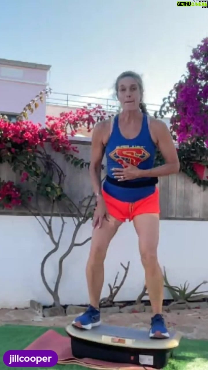 Jill Cooper Instagram - Pedana Vibrante 1, drena 2. tonifica 3. migliora la cellulite Tutto su www.jillcooper.it