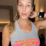 Jill Cooper Instagram - 5 minuti di Face gym Nuovo challenge Face Gym Day 1 di 14 ✅Olio di Rosa Mosqueta ✅Led light Maschera ✅ Dermaroller ✅ Bava di Lumaca ✅ Skin Renew ✅Regenerage ✅ Siero Acido Ialuronico www.jillcooper.it Se non vuoi perdere uno dei miei Live Clicca sulle notifiche delle mie Dirette