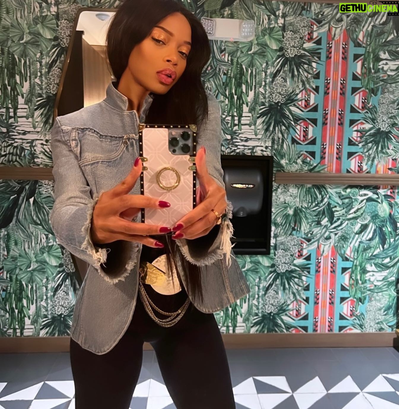 Jill Marie Jones Instagram - Outside 💋🤘🏾