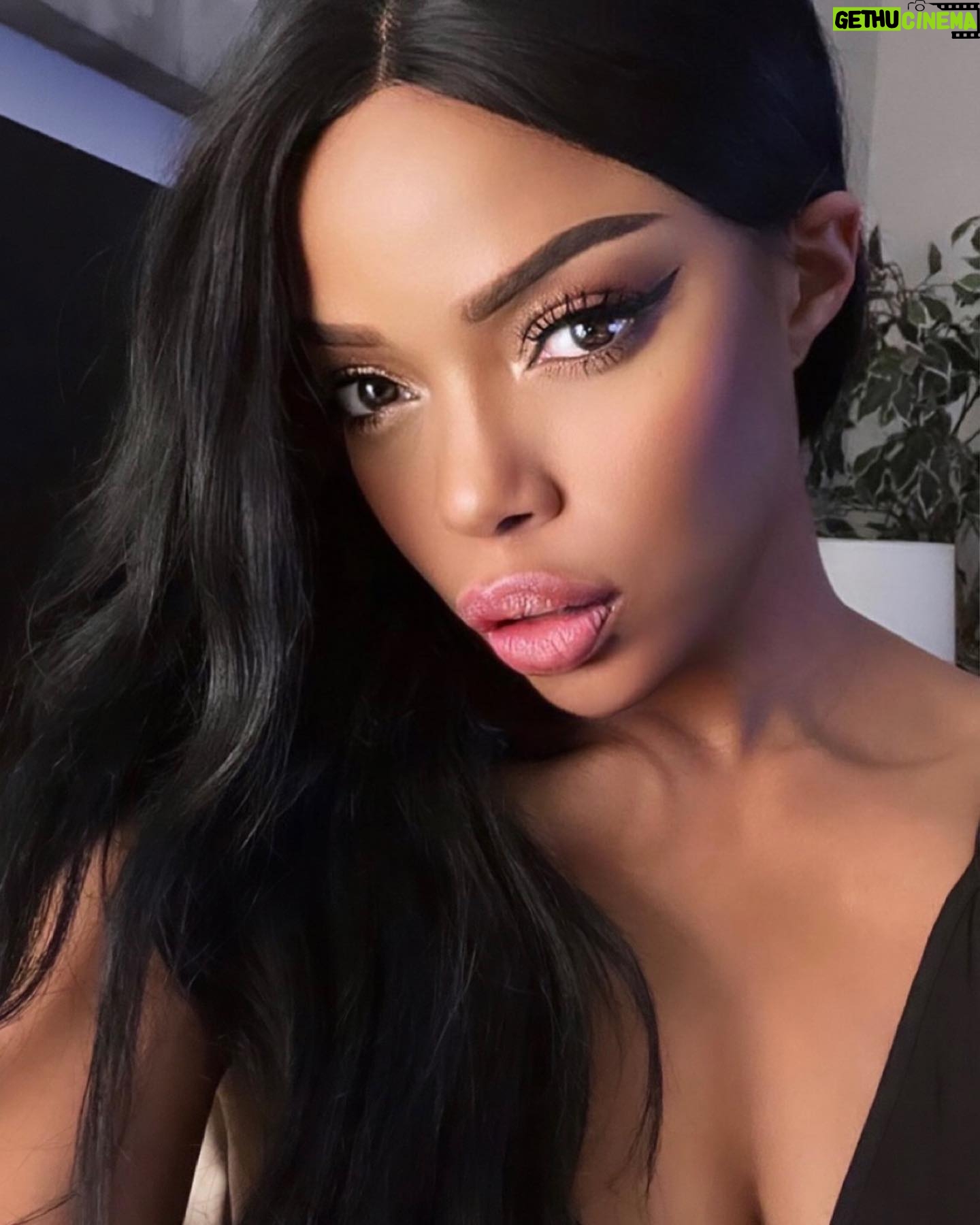 Jill Marie Jones Instagram - goodnight & sweet dreams💋♠️🖤