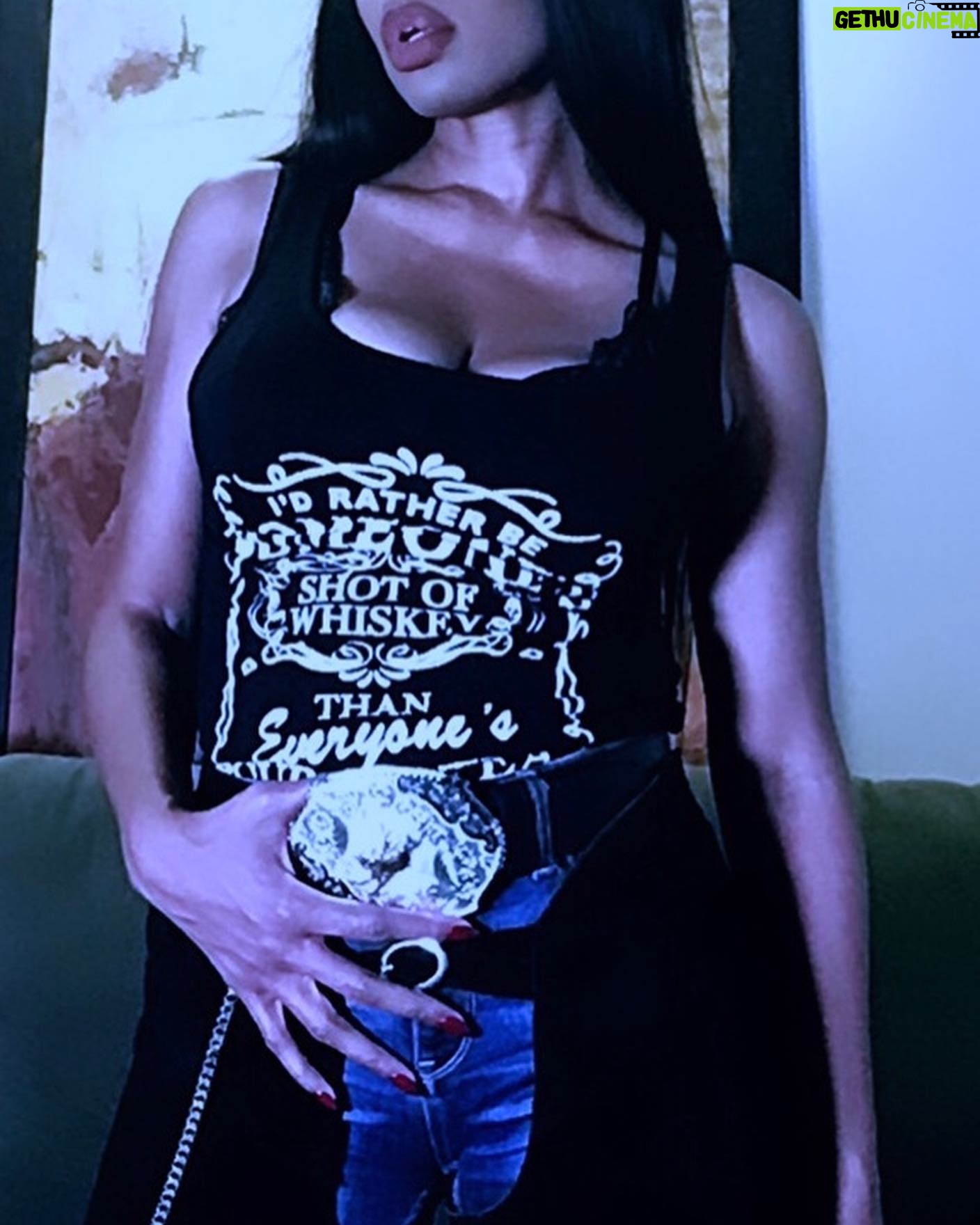 Jill Marie Jones Instagram - Howdy Cuties! 🤗 What did ya’ll get into last night? Were you trick’in or treat’in… OR both? 👀😜🎃 Well… I grabbed my hat and my chaps and moseyed on over to do a lil’ boot scoot’in boogie, down at tha Ponderosa. So, basically, I was get’in down at the hoedown. What about ya’ll?