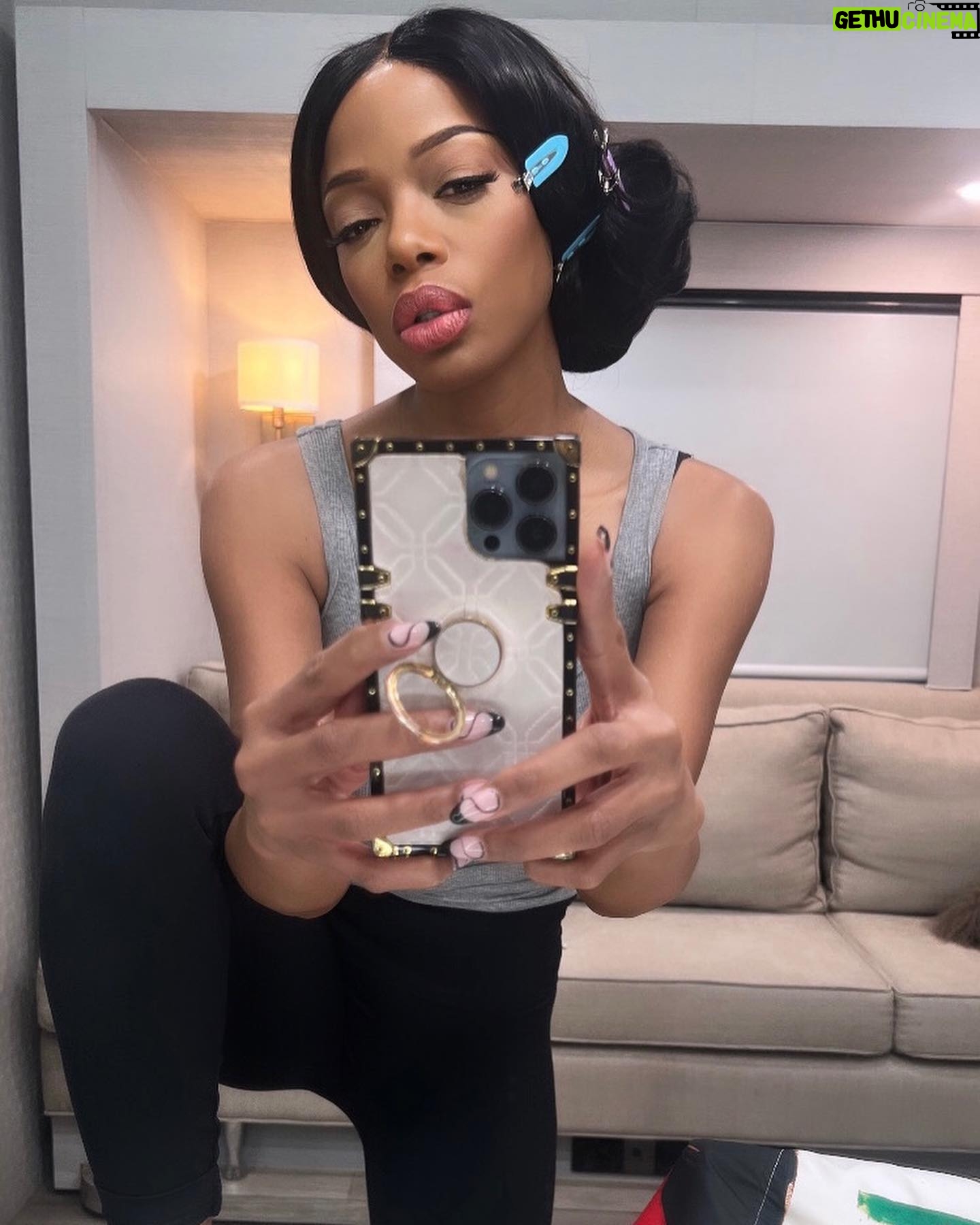 Jill Marie Jones Instagram - SEASON 7… Let’s Goooooooooooo!!!! 🔥🔥🔥♥️ #Thankful F*%King #Grateful 🤘🏾 #BIANCA 💋 @ShoTheChi @showtime @ParamountPlus @Hillmangrad @LenaWaithe I’m telling you… I am many things… a liar, I am not. THE CHI is bringing EXPLOSIVE HEAT!!! That heat where you can’t look away because it’s just that good. What’s airing right now, Season 6 Part 2… and what’s currently cooking for Season 7… 🤯🔥💣🧨 Get caught up 💋
