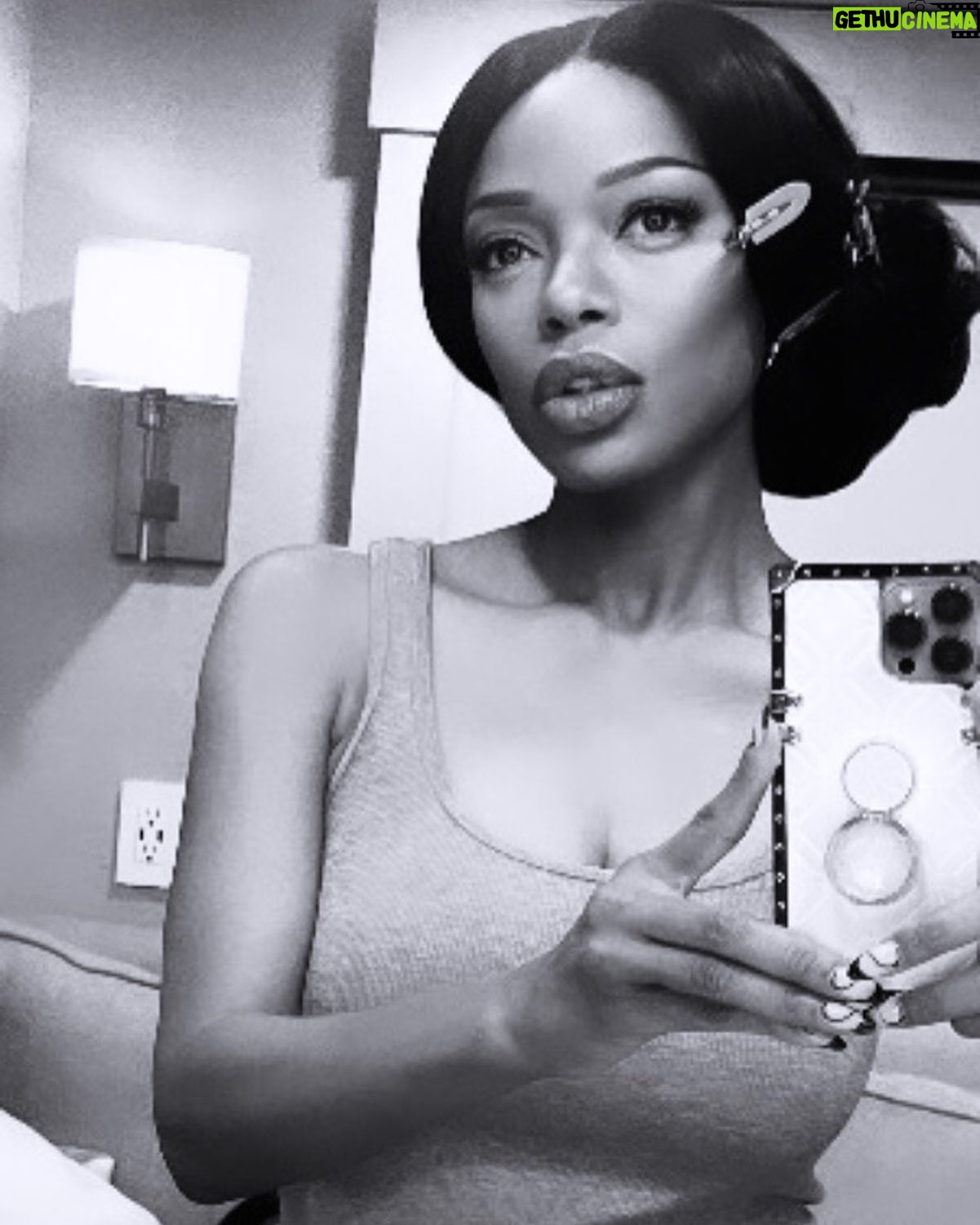 Jill Marie Jones Instagram - SEASON 7… Let’s Goooooooooooo!!!! 🔥🔥🔥♥️ #Thankful F*%King #Grateful 🤘🏾 #BIANCA 💋 @ShoTheChi @showtime @ParamountPlus @Hillmangrad @LenaWaithe I’m telling you… I am many things… a liar, I am not. THE CHI is bringing EXPLOSIVE HEAT!!! That heat where you can’t look away because it’s just that good. What’s airing right now, Season 6 Part 2… and what’s currently cooking for Season 7… 🤯🔥💣🧨 Get caught up 💋