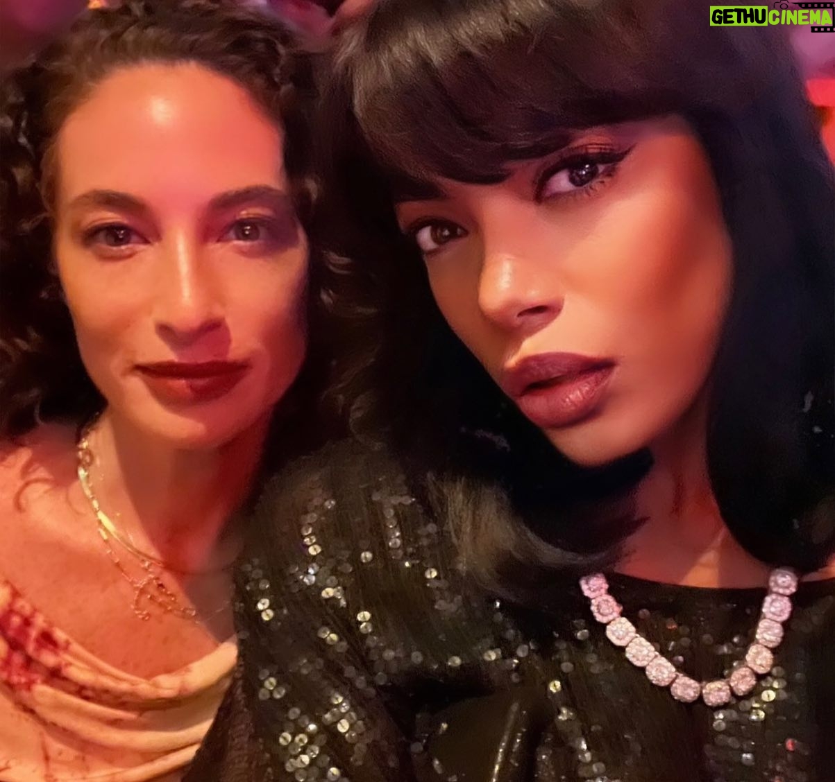 Jill Marie Jones Instagram - To really know me… you might know OR have possibly met this human to the left (or in actuality, my right) 🤗🤗🤗 She was one of my managers (many years ago) and became a dear friend @gayl.leibowitz ♥️ The following pics are me just asking… who wore it best 🤦🏾♀️ and by best… I’m talking wig 😂😂♥️ My vote is for Michelle P 💕💕💕 She was definitely my inspiration (for my look last week #fbf). #Fan 💕 Goodnight my LOVEs… See you when the light shines and kisses your eyes!!! xo💋
