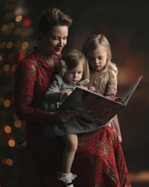 Jill Wagner Instagram - The first and last photo is the real deal ….. all of the others are pure luck . I feel like we all can relate to these family photo pictures. They’re nothing like they seem but they are priceless .